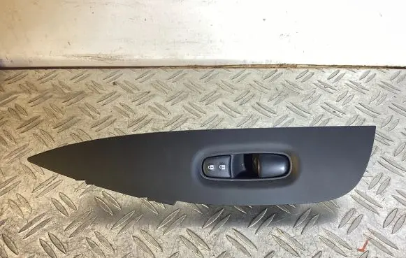 Nissan Qashqai Electric window control switch