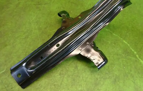 Infiniti Q30 Engine mount bracket