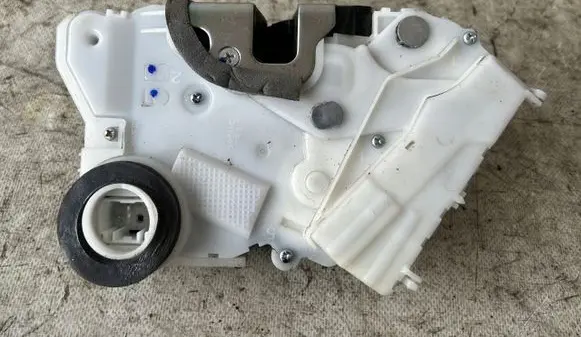 Toyota Yaris Front door lock