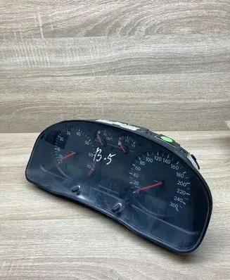 Volkswagen PASSAT B5 Speedometer (instrument cluster) 3B0919881F 110008794