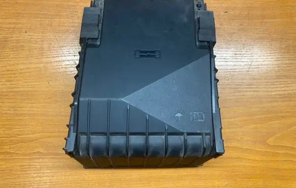 Volkswagen PASSAT B6 Fuse box cover 014189871 017180061 1K0937132F