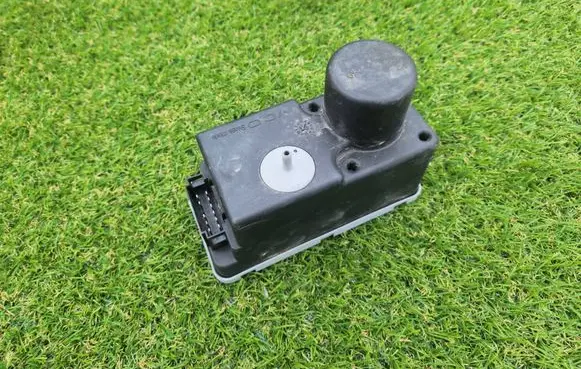Volkswagen Golf III Central locking vacuum pump 1H0962257