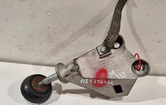 Gearbox mounting bracket