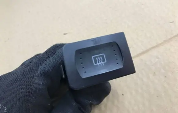 Volkswagen Golf IV Windscreen/window heater switch 1J0959621C