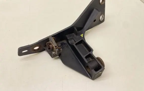 Audi A4 S4 B7 8E 8H Front bumper mounting bracket 8E0805364