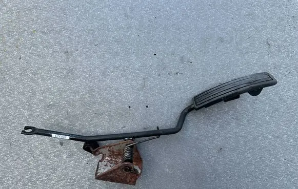 Accelerator throttle pedal