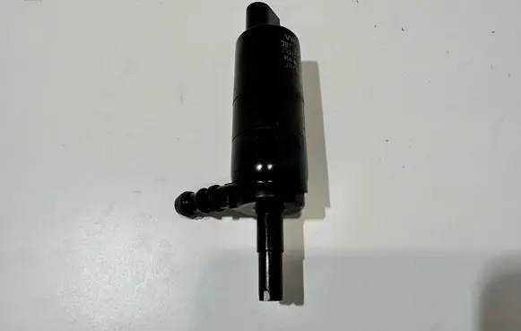 Volkswagen PASSAT B6 Headlight washer pump 3B7955681 3397236