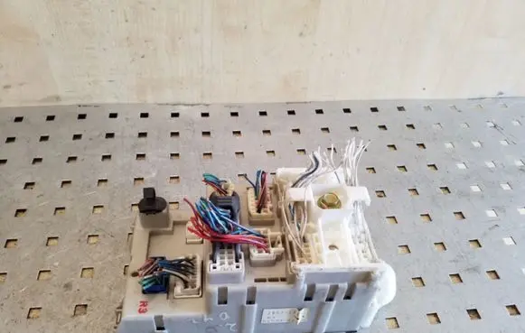 Toyota RAV 4 (XA20) Fuse module 8273342060