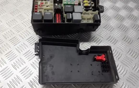 Ford Focus Fuse box cover 3M5T-14A067-BC