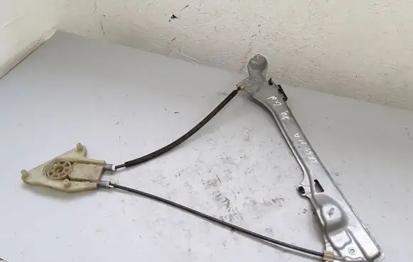 Renault Laguna III Rear window lifting mechanism without motor 827000001R 974828102