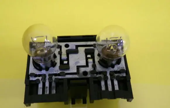 Volkswagen PASSAT B4 Tail light bulb cover holder 3A9945259