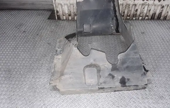 Volkswagen Touareg I Intercooler air channel guide 7L6117335A