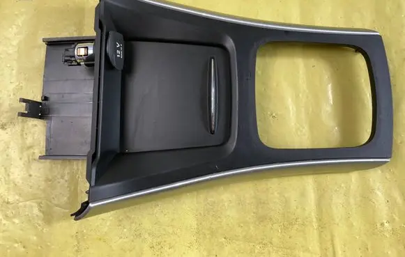 Mercedes-Benz B W245 Gear shifter surround trim plastic A1696801207 B823