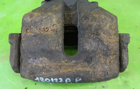 Volkswagen Touran I Front brake caliper