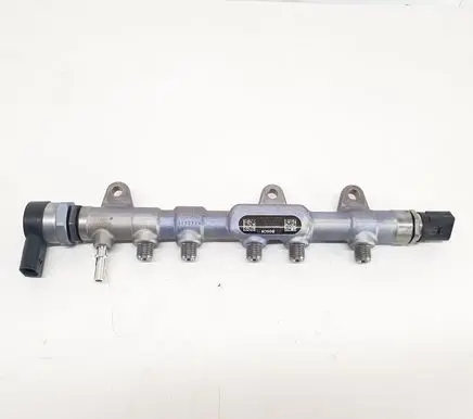 BMW X4 F26 Fuel distributor 8514154