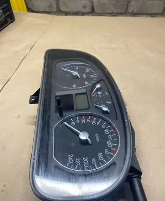 Renault Laguna II Speedometer (instrument cluster) 8200328449 501018880086 6WQCLY73