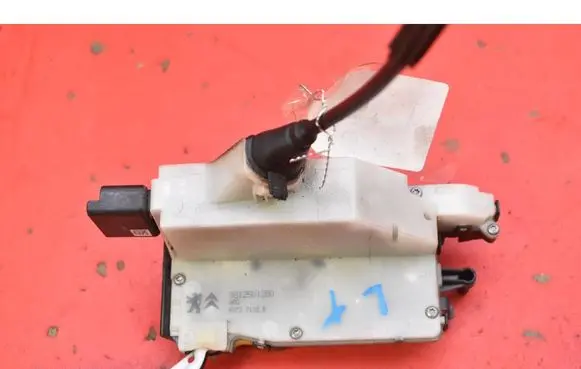 Peugeot 208 I Rear door lock 9812501280