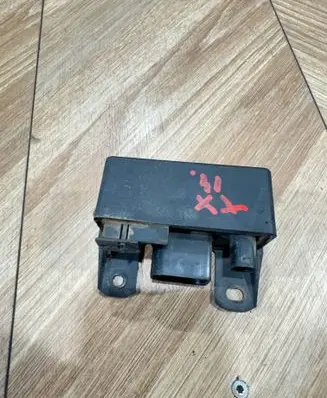 Mercedes-Benz E W211 Glow plug pre-heat relay 