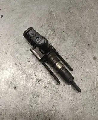 Volkswagen PASSAT B6 Fuel injector 03G130073T