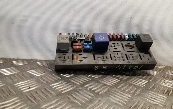 Audi 80 90 S2 B4 Fuse module 443941822A