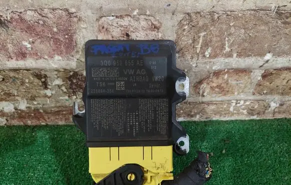 Volkswagen PASSAT B8 Airbag control unit/module