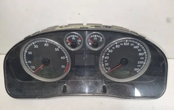 Volkswagen PASSAT B5 Speedometer (instrument cluster) 3B0920826 070601220752 VWZ7Z0A3796047