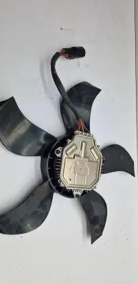 Radiator cooling fan shroud
