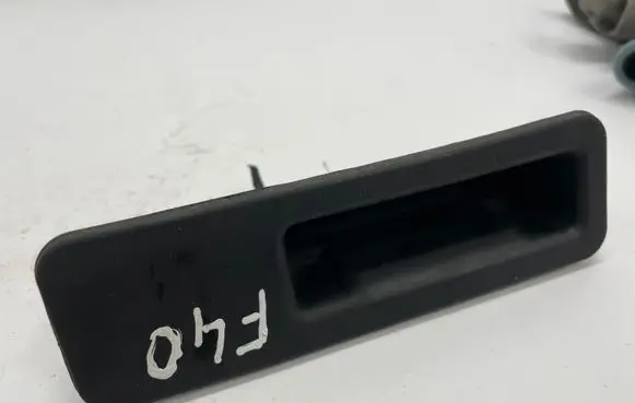 BMW 1 F40 Tailgate opening switch 7381867