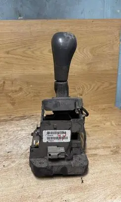 Volvo V70 Gear shifter/selector P08636185