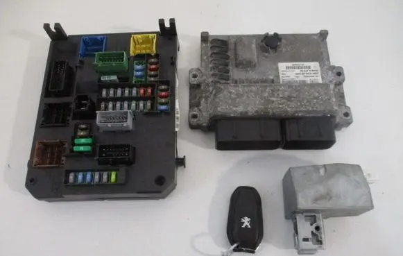 Peugeot 308 Engine ECU kit and lock set 9804828580