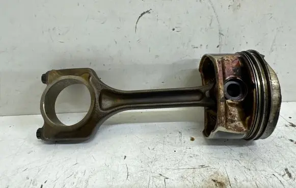 Peugeot 208 Piston with connecting rod