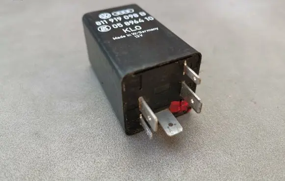 Volkswagen PASSAT B5 Other relay 811919098B 05896410