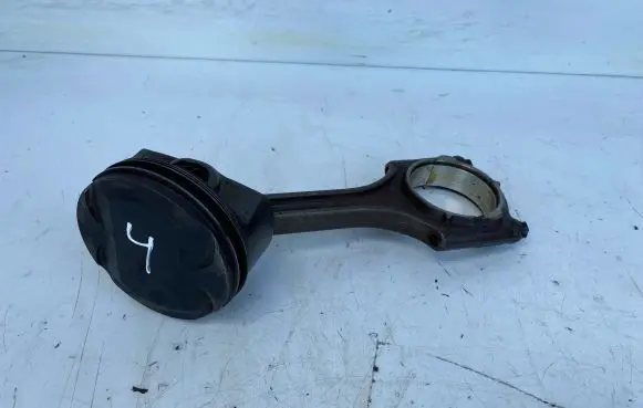 Volvo V40 Piston with connecting rod