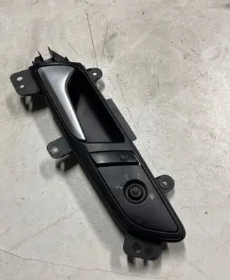 Volkswagen PASSAT B7 Front door interior handle 561837113