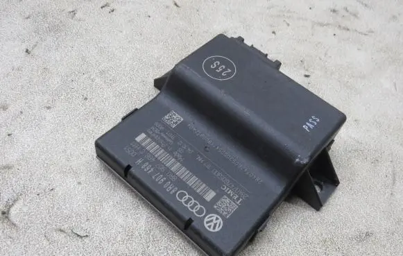 Audi A4 S4 B8 8K Gateway control module 8R0907468H