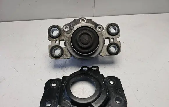 Engine mount bracket