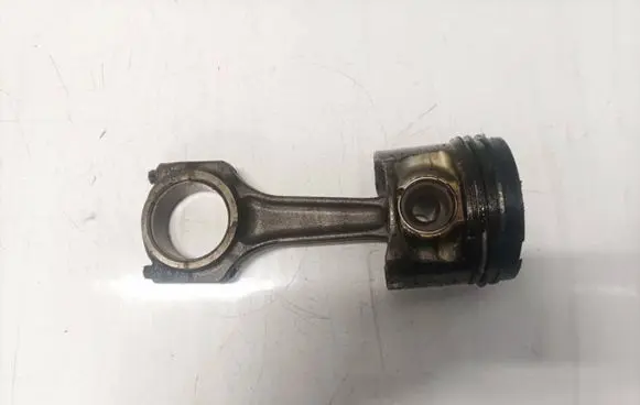 Chrysler Voyager Piston with connecting rod