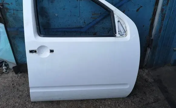 Nissan Pathfinder R51 Front door