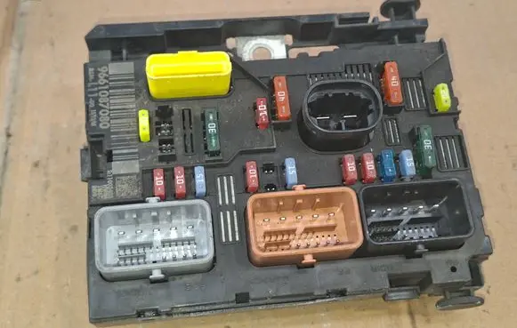 Citroen C4 I Picasso Fuse module 9661087080