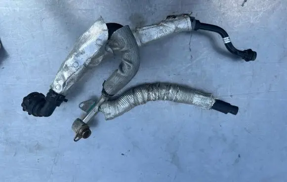 Volkswagen Golf VII Engine coolant pipe/hose 06K121065R
