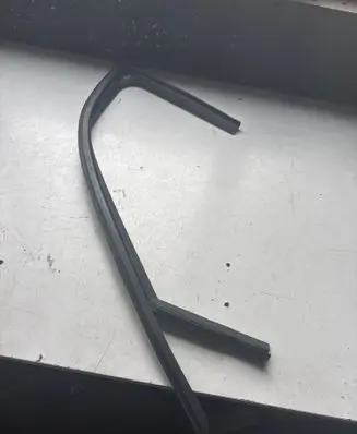 Opel Astra L Rubber seal front door window/glass