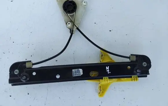 Rear window lifting mechanism without motor