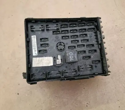 Volkswagen PASSAT B6 Fuse box set 5424866
