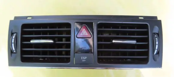 Mercedes-Benz C W204 Dash center air vent grill A2048304054
