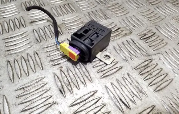 Audi A4 S4 B8 8K Battery relay fuse 4F0915519