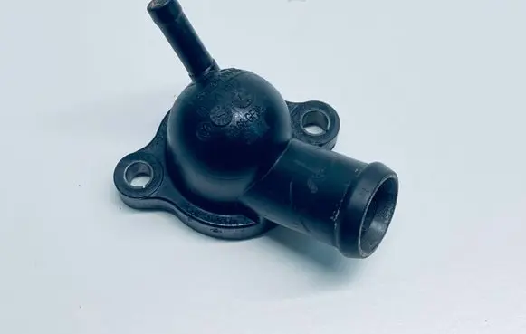 Volkswagen Golf VII Engine coolant pipe/hose 04L121131J