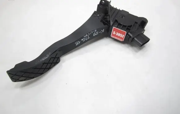 Volkswagen Tiguan Accelerator throttle pedal 5Q1723503J