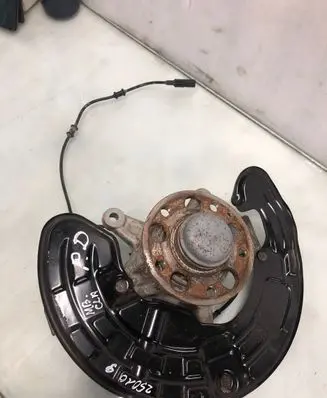 Mercedes-Benz CLA C117 X117 W117 Front wheel hub 17606
