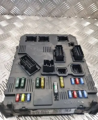 Peugeot 407 Fuse module 9655221180 S120104600 BSIS0300