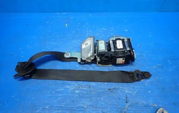 Mercedes-Benz C W204 Front seatbelt 616426600 011L0000